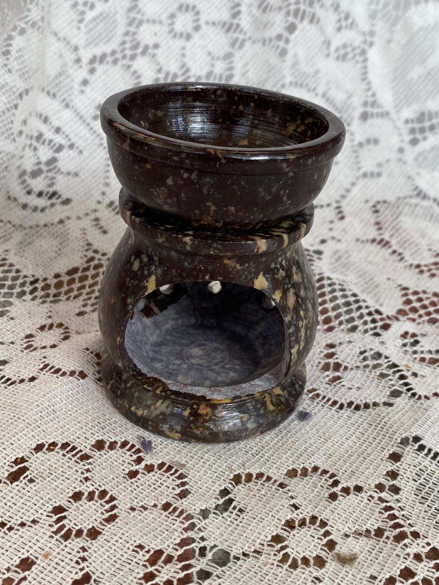 Oil/scent diffuser made of soapstone