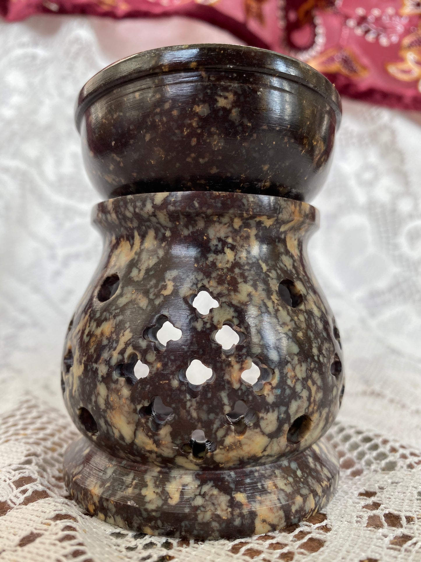 Oil/scent diffuser made of soapstone
